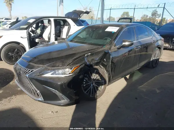 58ADA1C10RU045670 2024 LEXUS ES - Image 2