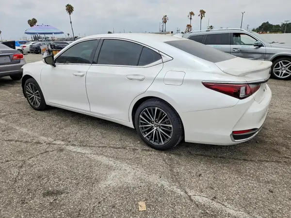 58ADA1C10SU071918 2025 LEXUS ES - Image 2
