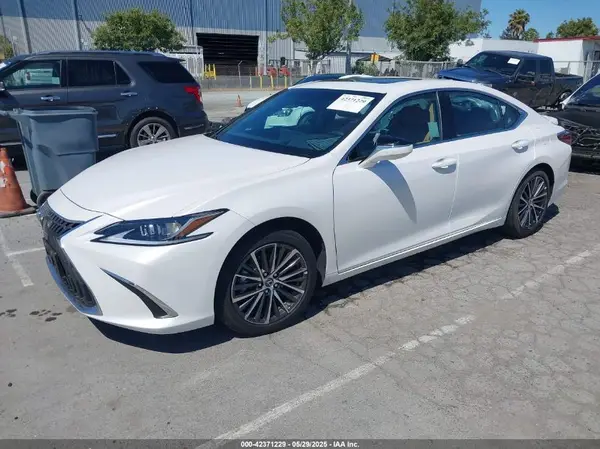 58ADA1C11SU055520 2025 LEXUS ES - Image 2