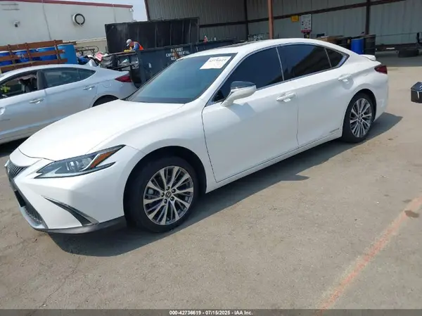 58ADA1C13MU004345 2021 LEXUS ES - Image 2
