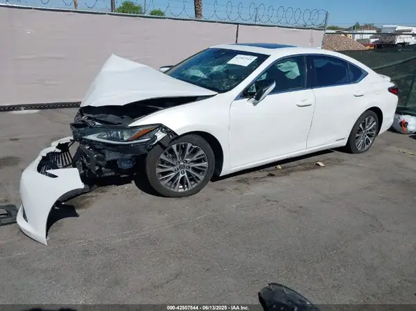 58ADA1C15MU008090 2021 LEXUS ES - Image 2