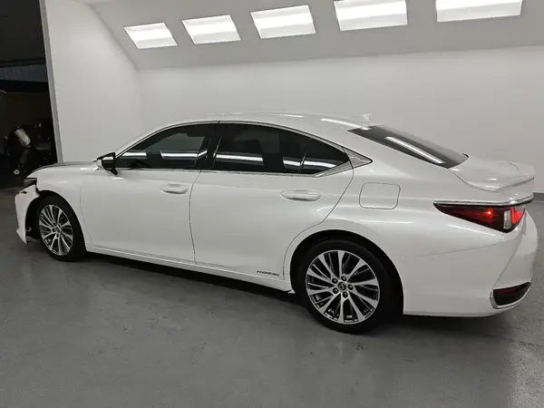 58ADA1C15MU011619 2021 LEXUS ES - Image 2