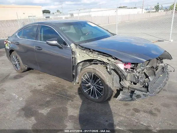 58ADA1C15NU013551 2022 LEXUS ES - Image 1