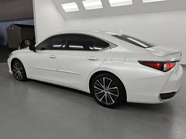 58ADA1C15NU014747 2022 LEXUS ES - Image 2