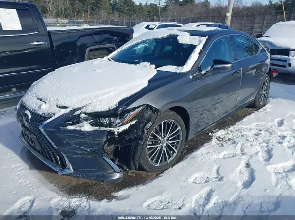 58ADA1C15NU024694 2022 LEXUS ES - Image 2
