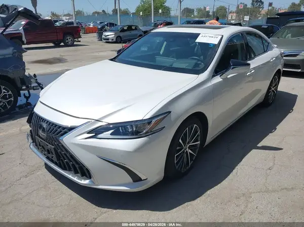 58ADA1C15SU068190 2025 LEXUS ES - Image 2