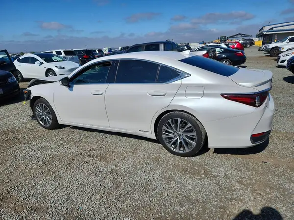 58ADA1C16MU002010 2021 LEXUS ES - Image 2