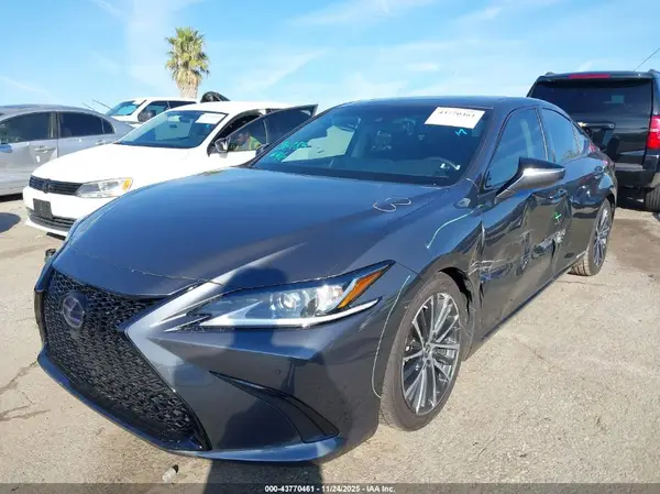 58ADA1C16NU016376 2022 LEXUS ES - Image 2