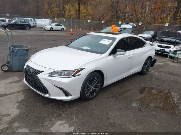 58ADA1C16RU046371 2024 LEXUS ES - Image 2
