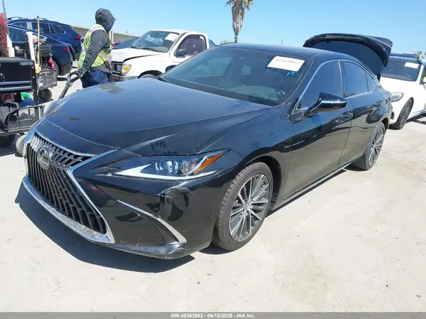 58ADA1C16SU069526 2025 LEXUS ES - Image 2
