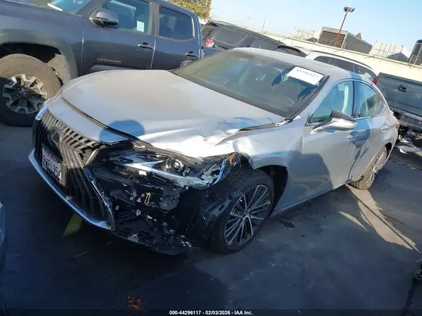58ADA1C16SU075617 2025 LEXUS ES - Image 2