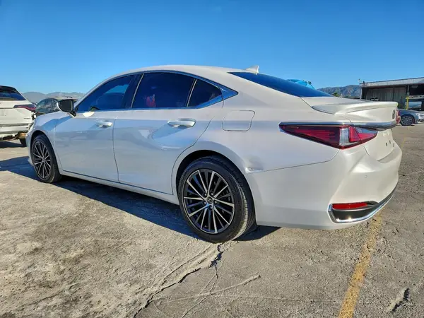 58ADA1C18SU055868 2025 LEXUS ES - Image 2