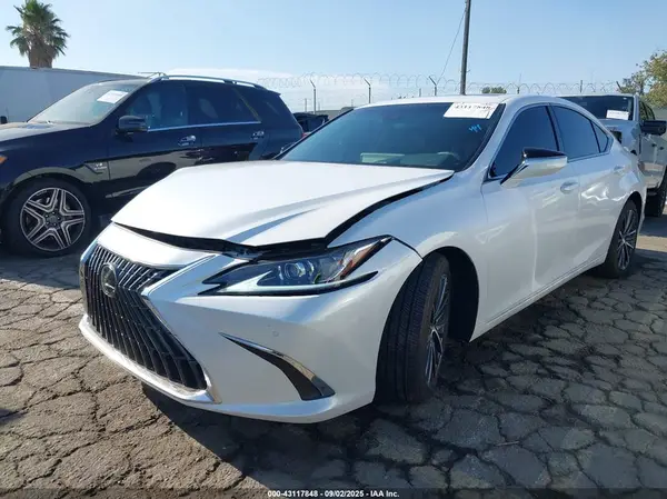 58ADA1C18SU070922 2025 LEXUS ES - Image 2