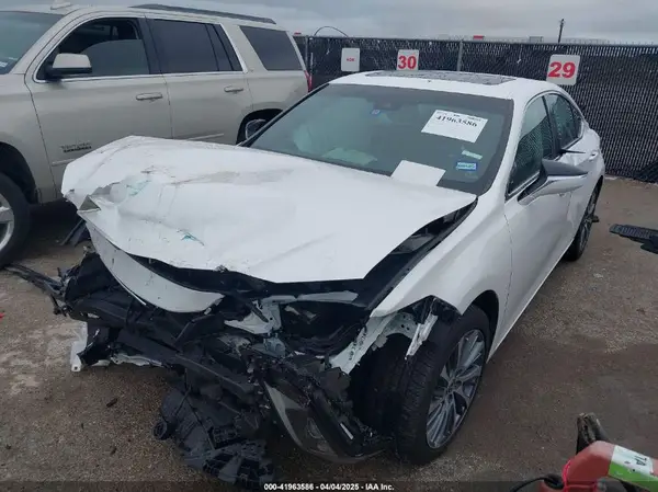 58ADA1C19MU008643 2021 LEXUS ES - Image 2