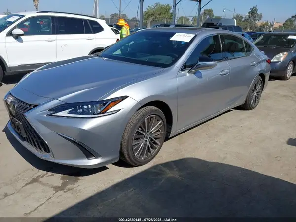 58ADA1C19SU062375 2025 LEXUS ES - Image 2