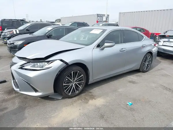58ADA1C19SU070315 2025 LEXUS ES - Image 2