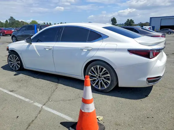 58ADA1C1XMU003886 2021 LEXUS ES - Image 2