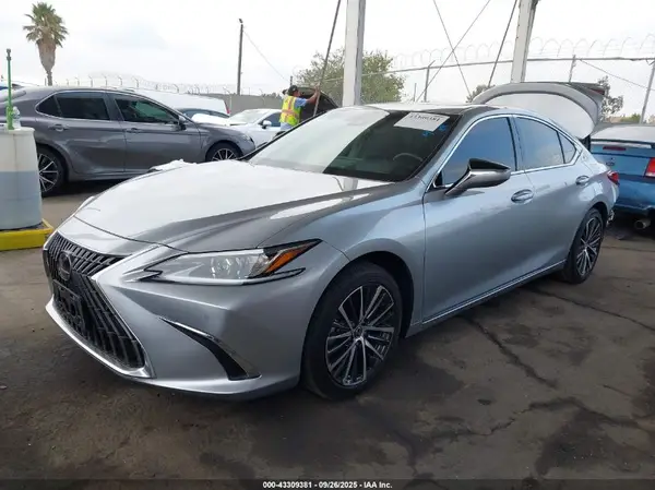 58ADA1C1XRU041545 2024 LEXUS ES - Image 2