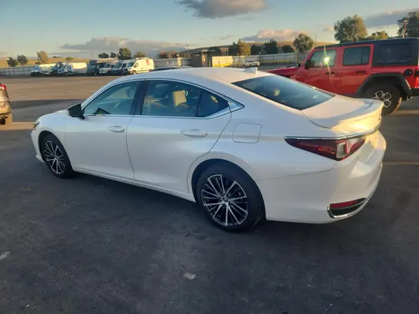 58ADA1C1XRU042727 2024 LEXUS ES - Image 2