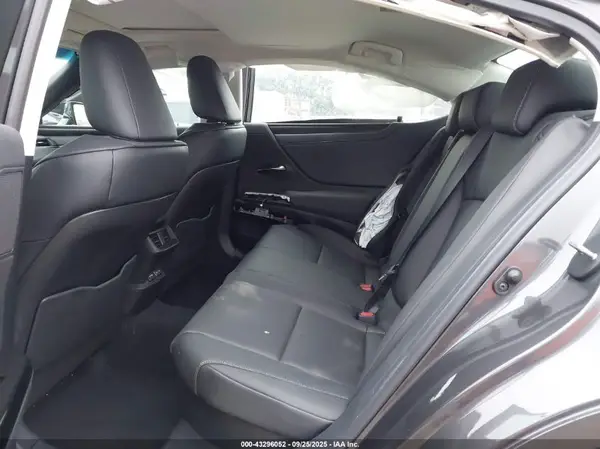 58ADA1C1XSU061221 2025 LEXUS ES - Image 8