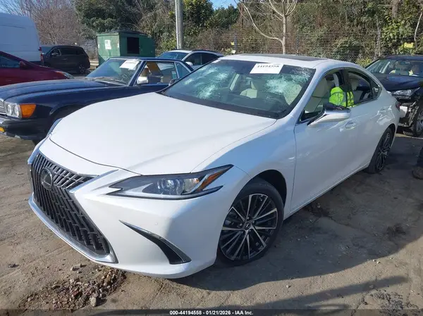 58ADA1C1XSU070744 2025 LEXUS ES - Image 2