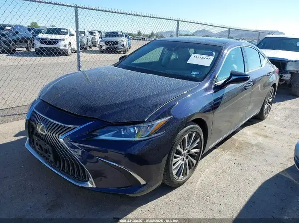 58ADZ1B10LU074779 2020 LEXUS ES - Image 2