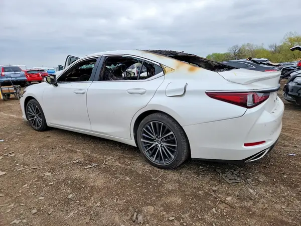 58ADZ1B10NU115639 2022 LEXUS ES - Image 2