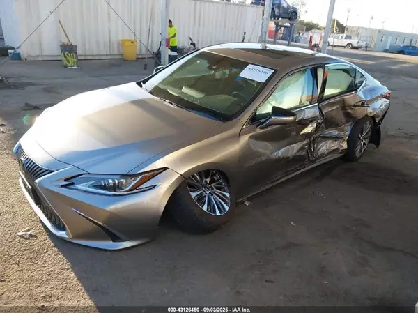 58ADZ1B11LU058087 2020 LEXUS ES - Image 2