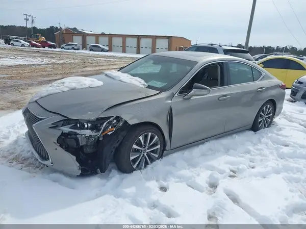 58ADZ1B11LU073804 2020 LEXUS ES - Image 2