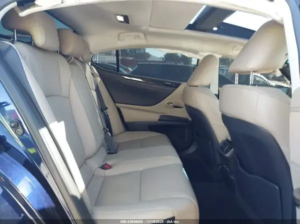 58ADZ1B12MU104835 2021 LEXUS ES - Image 8