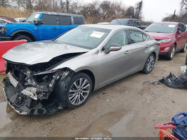 58ADZ1B13LU054882 2020 LEXUS ES - Image 2
