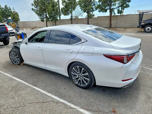 58ADZ1B14LU061999 2020 LEXUS ES - Image 2