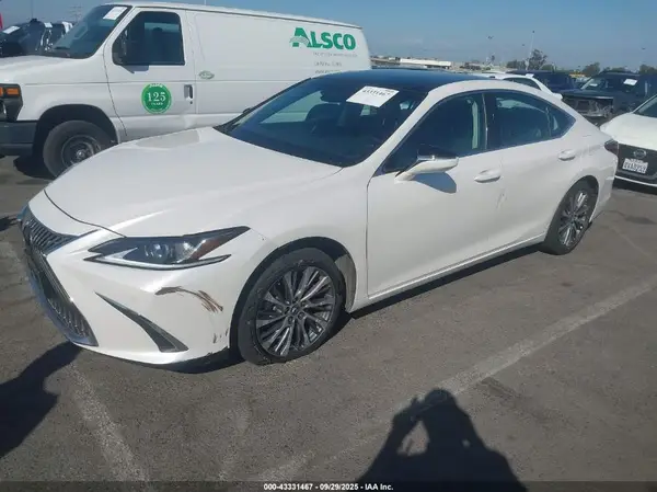 58ADZ1B14LU065602 2020 LEXUS ES - Image 2