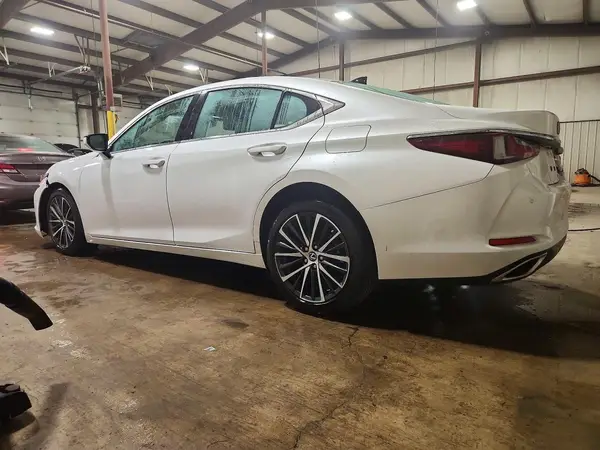 58ADZ1B14RU183903 2024 LEXUS ES - Image 2