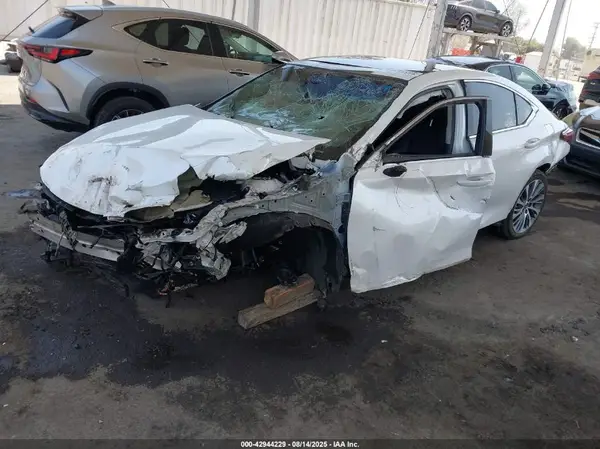 58ADZ1B15LU072364 2020 LEXUS ES - Image 2