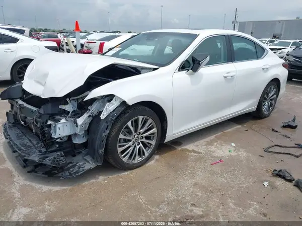 58ADZ1B15MU102156 2021 LEXUS ES - Image 2