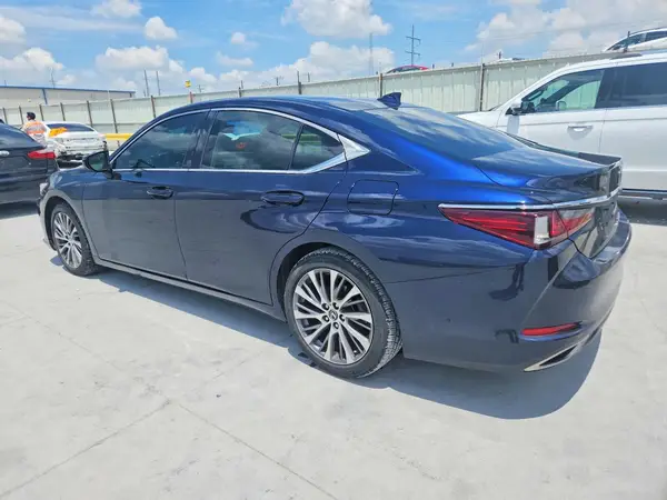 58ADZ1B16MU102196 2021 LEXUS ES - Image 2