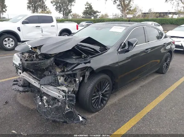58ADZ1B16MU106877 2021 LEXUS ES - Image 2