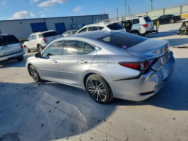 58ADZ1B16NU132719 2022 LEXUS ES - Image 2