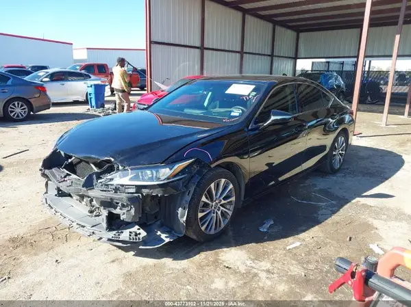58ADZ1B17LU055310 2020 LEXUS ES - Image 2