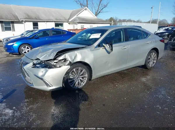 58ADZ1B17LU066954 2020 LEXUS ES - Image 2