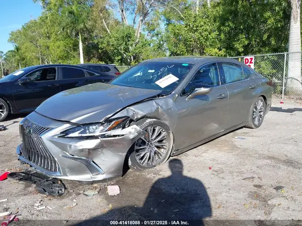 58ADZ1B17LU073256 2020 LEXUS ES - Image 2