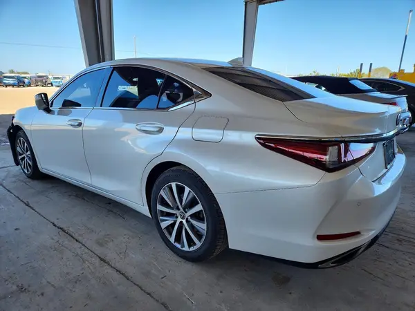 58ADZ1B17LU079235 2020 LEXUS ES - Image 2