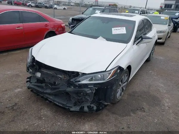 58ADZ1B17MU105799 2021 LEXUS ES - Image 2