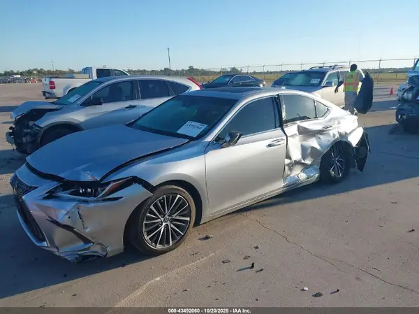 58ADZ1B18NU119695 2022 LEXUS ES - Image 2