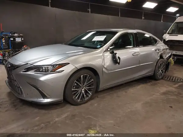 58ADZ1B18NU121365 2022 LEXUS ES - Image 2