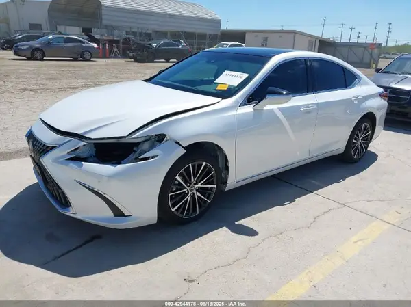 58ADZ1B18RU169633 2024 LEXUS ES - Image 2