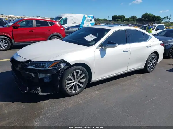58ADZ1B19MU108557 2021 LEXUS ES - Image 2