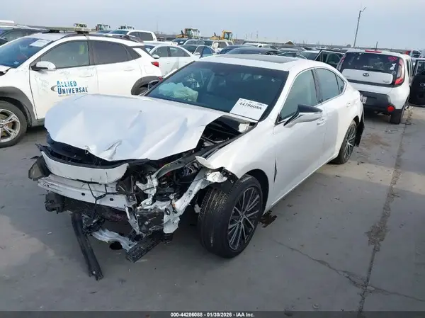 58ADZ1B19RU164568 2024 LEXUS ES - Image 2