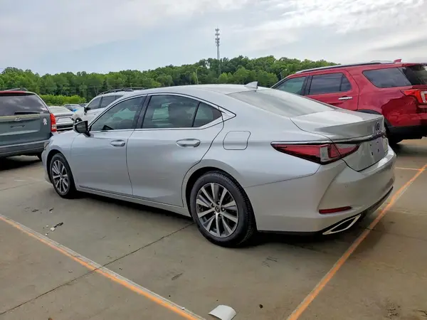 58ADZ1B1XLU056435 2020 LEXUS ES - Image 2